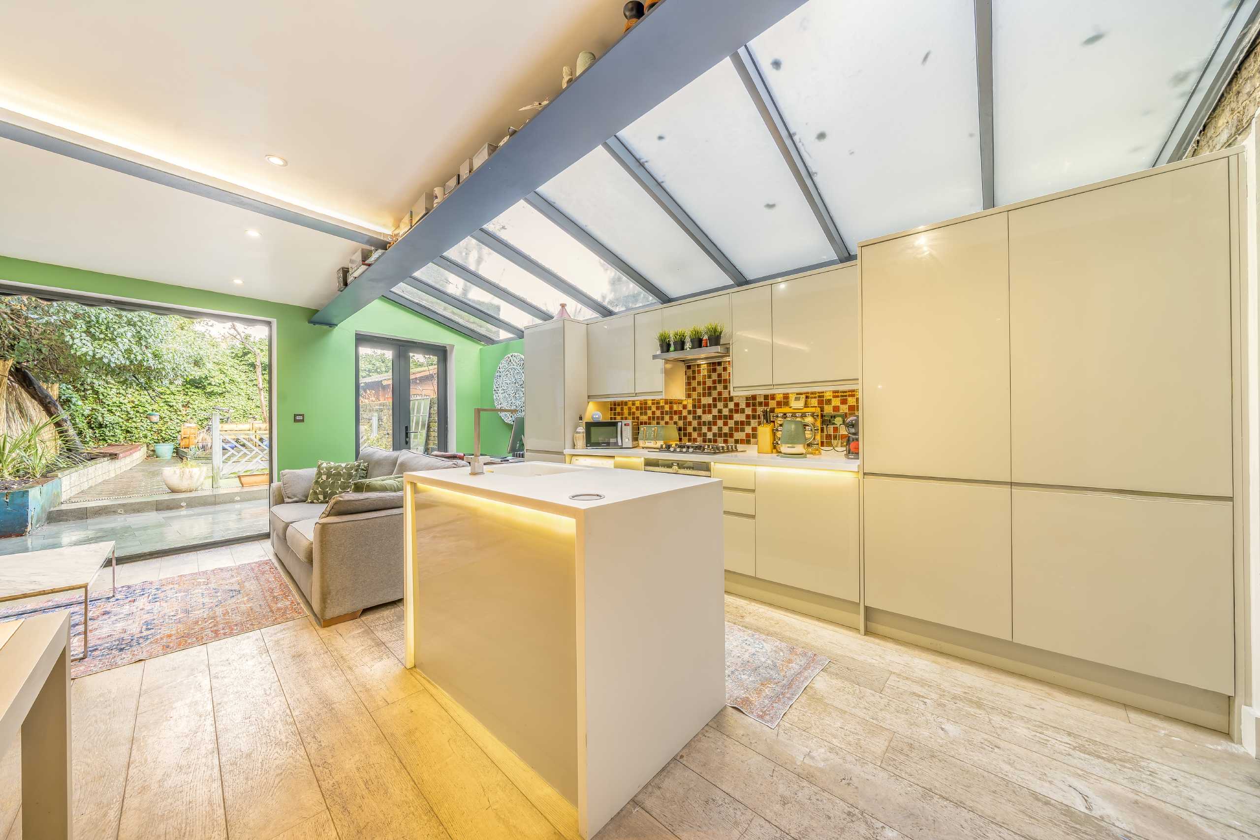 Flat St. Quintin Gardens in Greater London