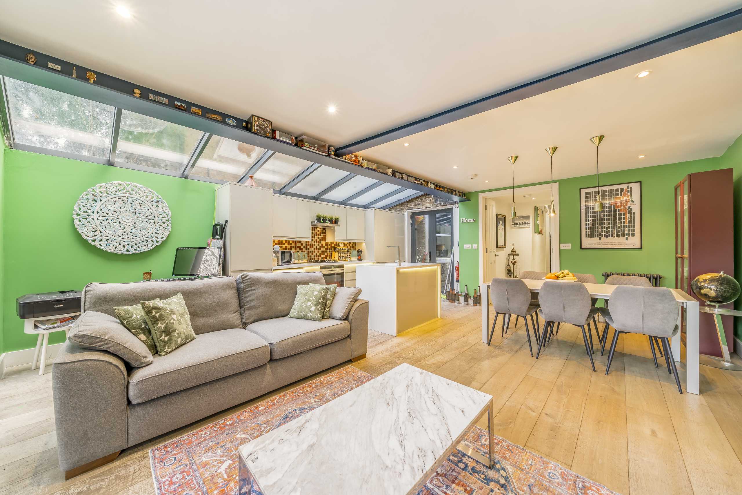 Flat St. Quintin Gardens in Greater London