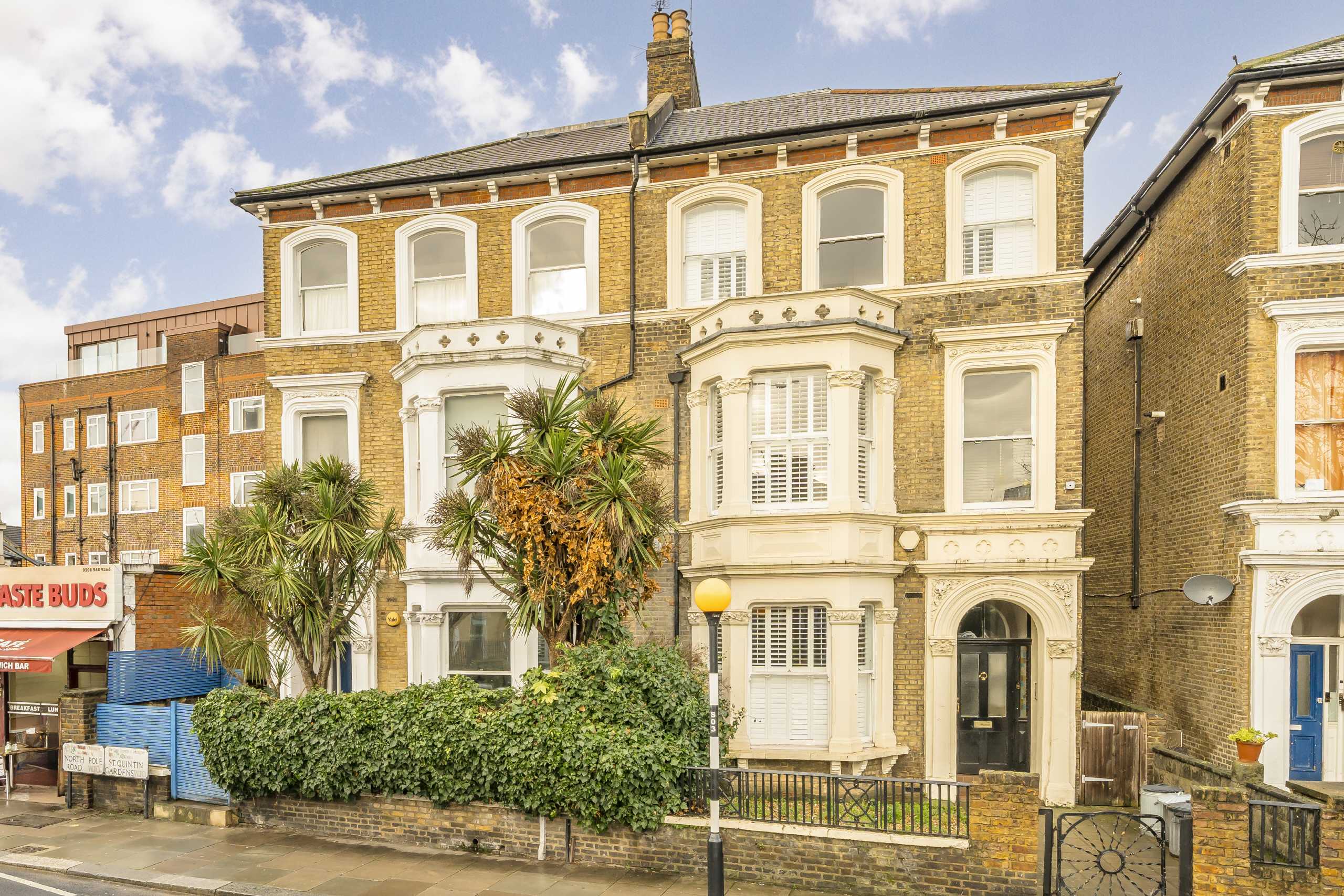 Flat St. Quintin Gardens in Greater London