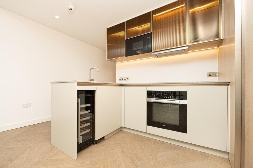 Flat Aldgate High Street in City of London