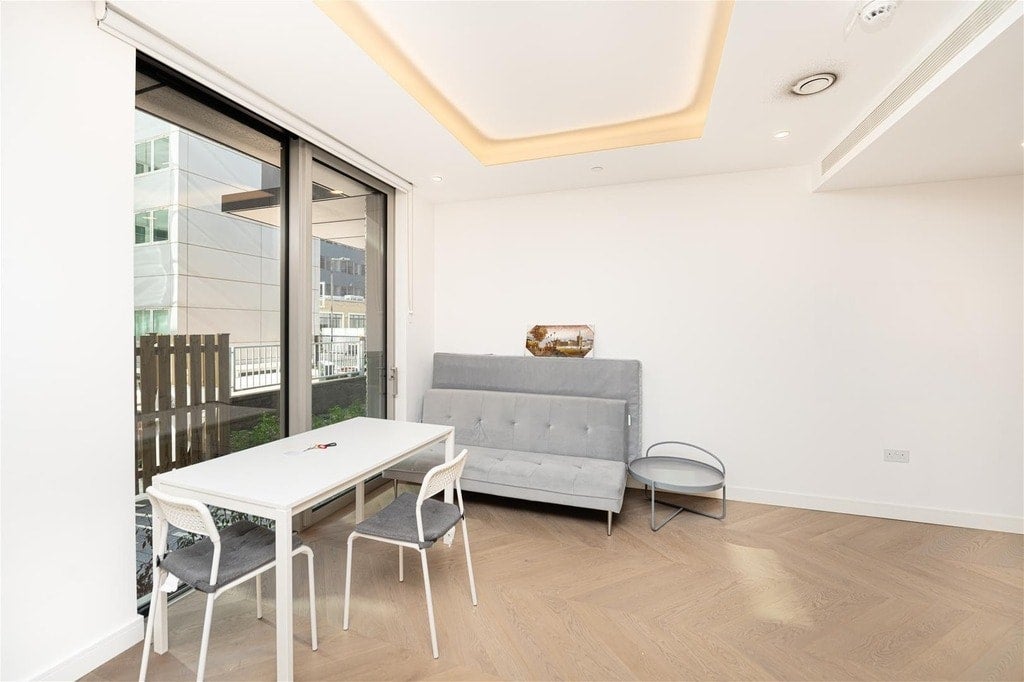 Flat Aldgate High Street in City of London