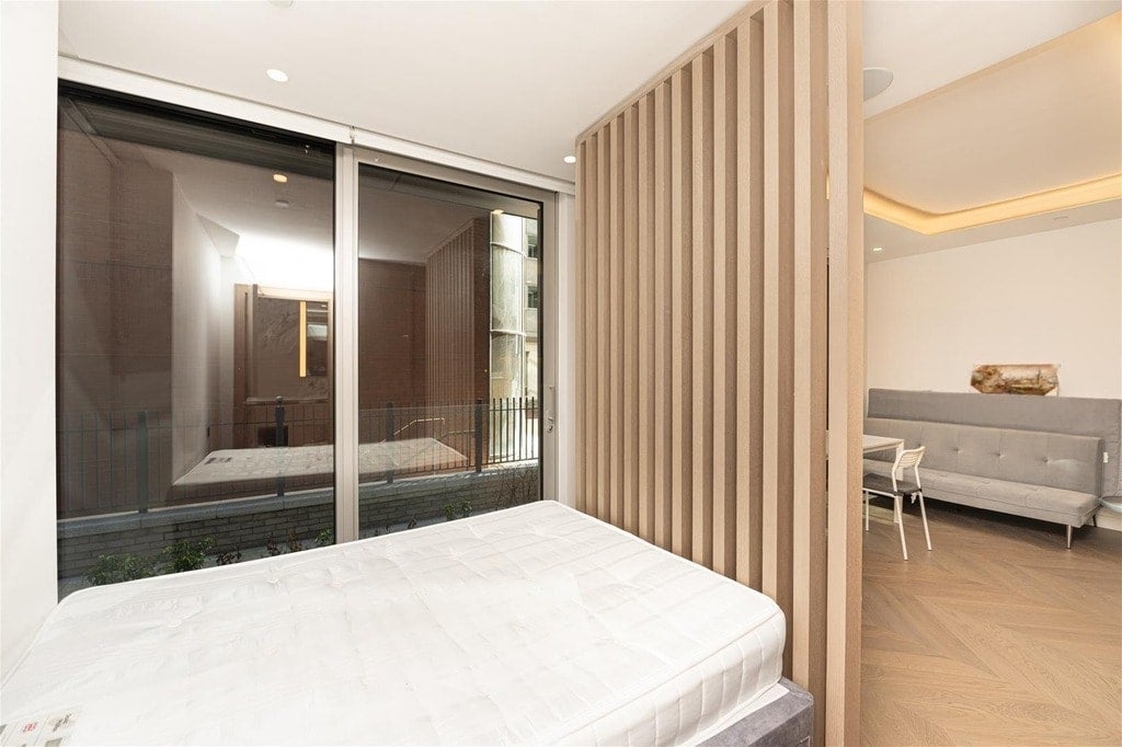 Flat Aldgate High Street in City of London