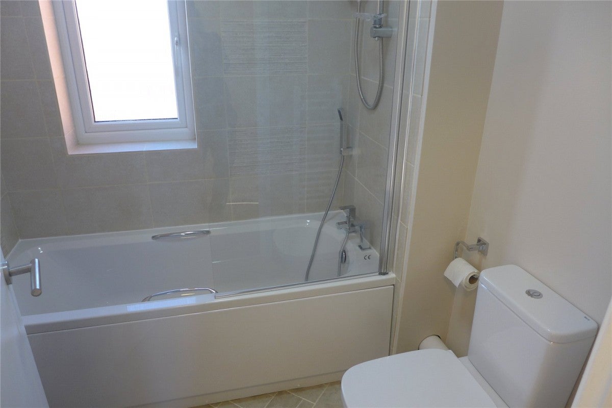 Flat Winsford Court in Coventry