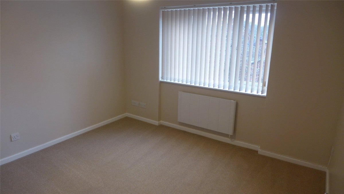 Flat Winsford Court in Coventry