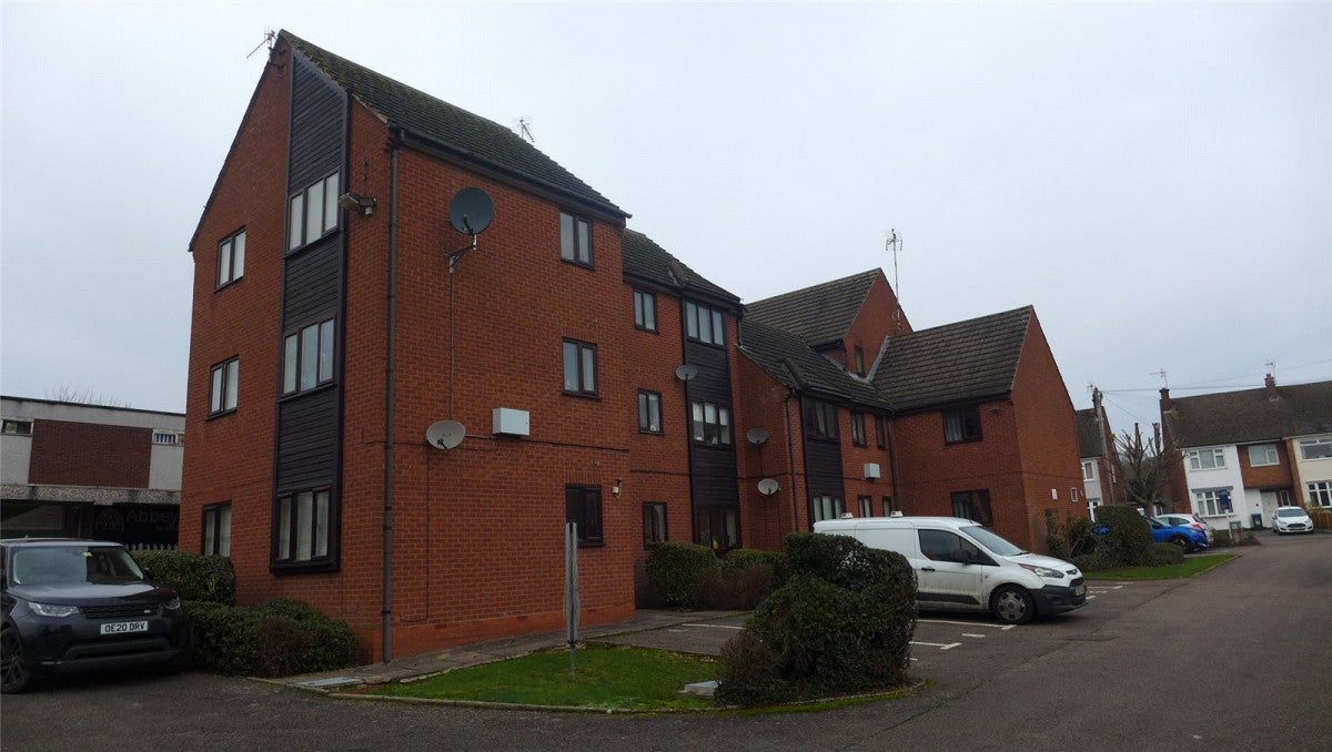 Flat Winsford Court in Coventry