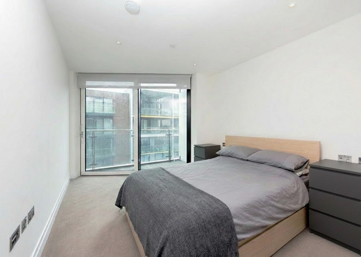 Flat Battersea Park Road in Greater London