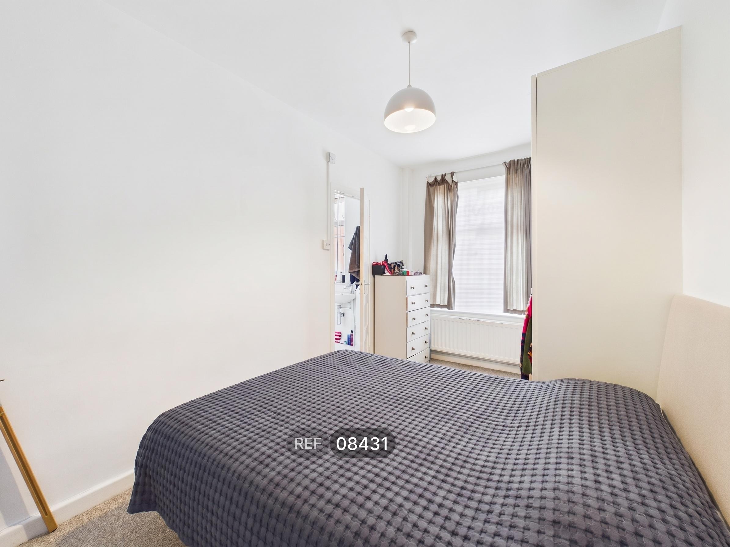 Flat Sudbourne Road in Greater London