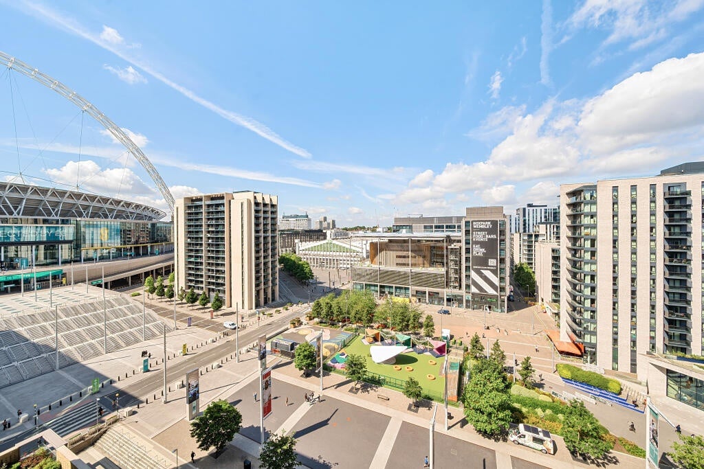 Flat Olympic Way in Greater London