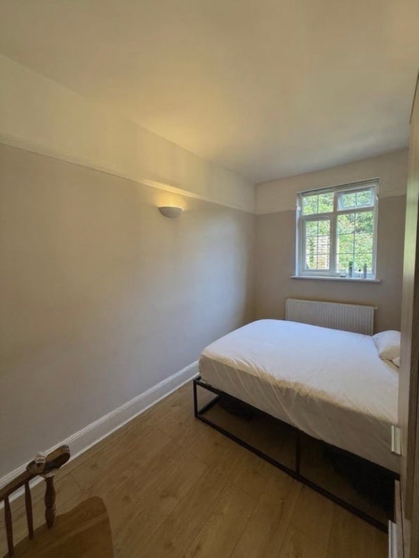 Room The Avenue in Greater London