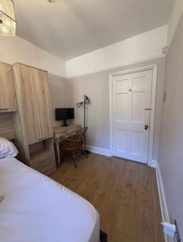 Room The Avenue in Greater London