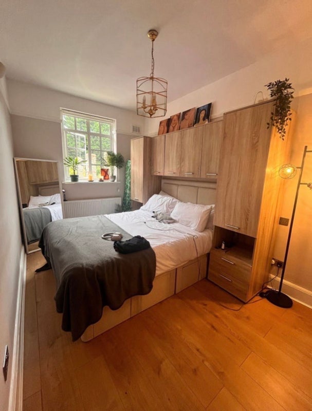 Room The Avenue in Greater London