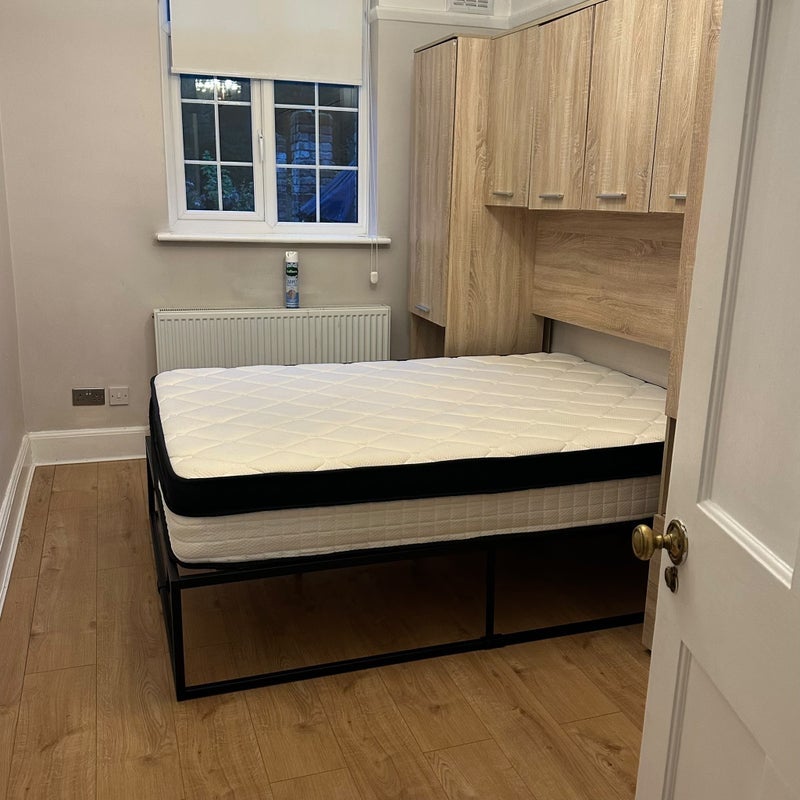Room The Avenue in Greater London