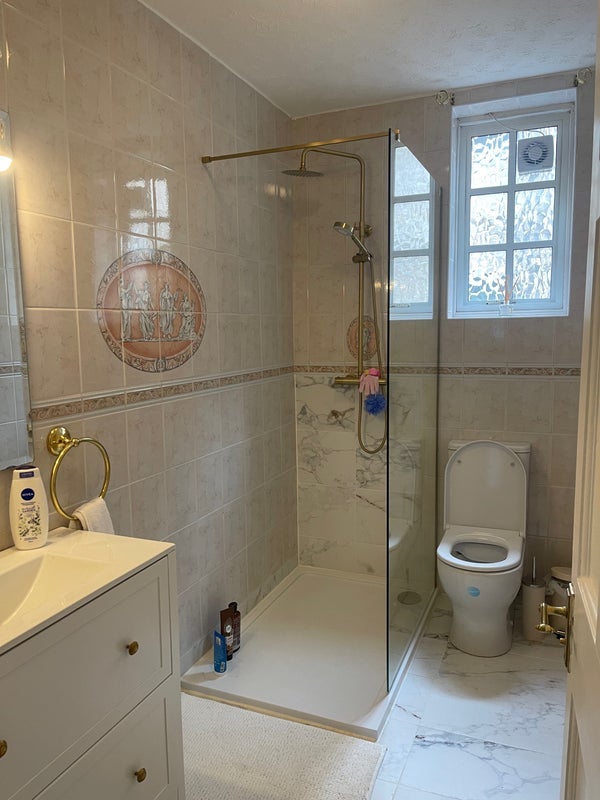 Room The Avenue in Greater London