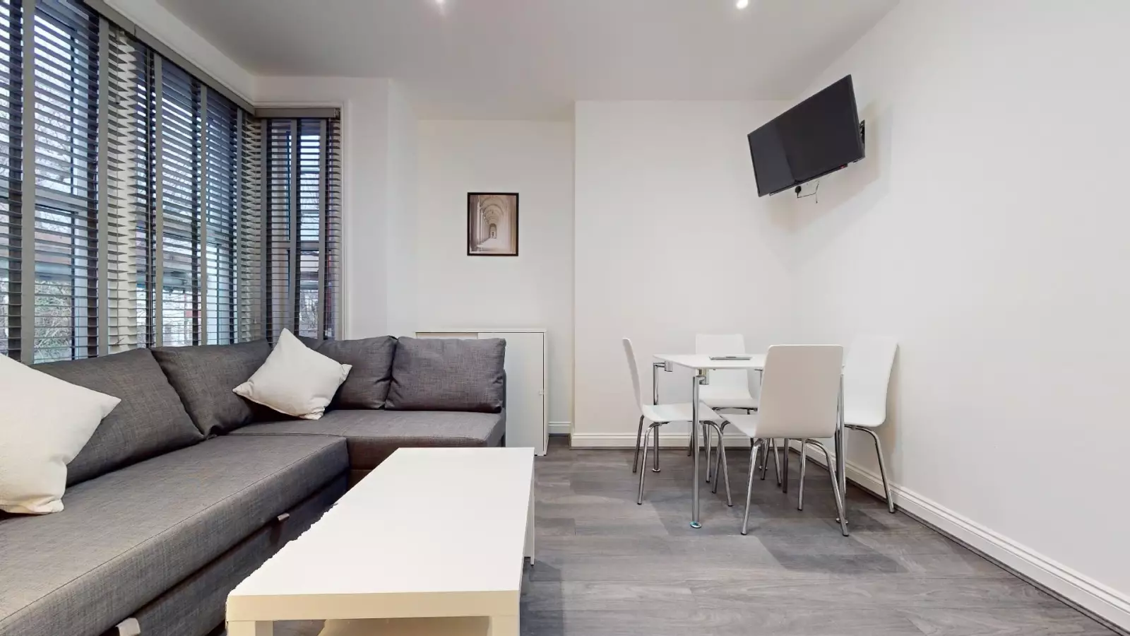 Flat Blenheim Gardens in Greater London