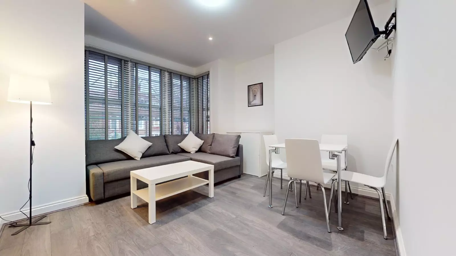 Flat Blenheim Gardens in Greater London