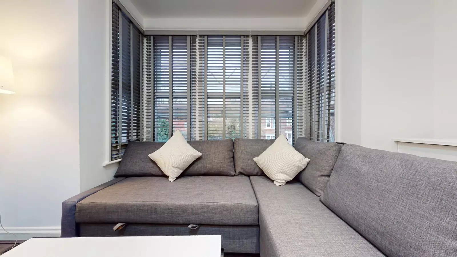 Flat Blenheim Gardens in Greater London