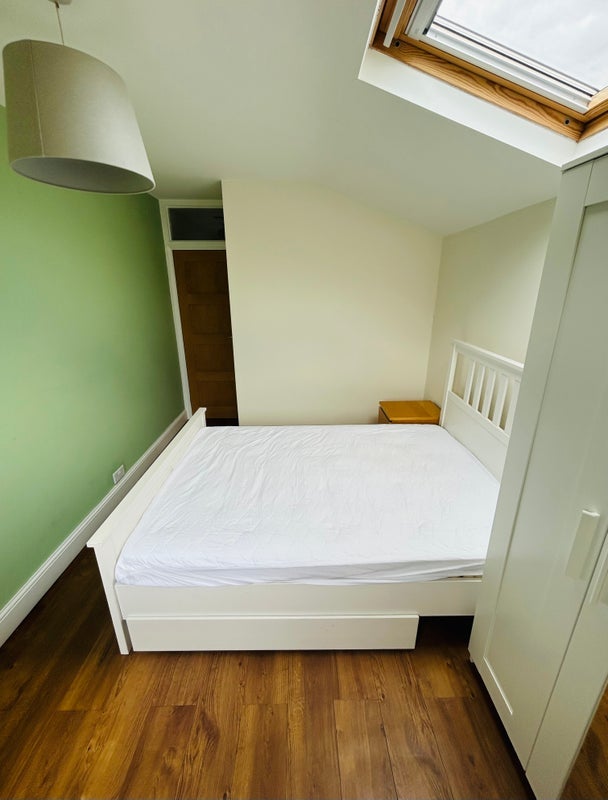 Room Crewys Road in Greater London