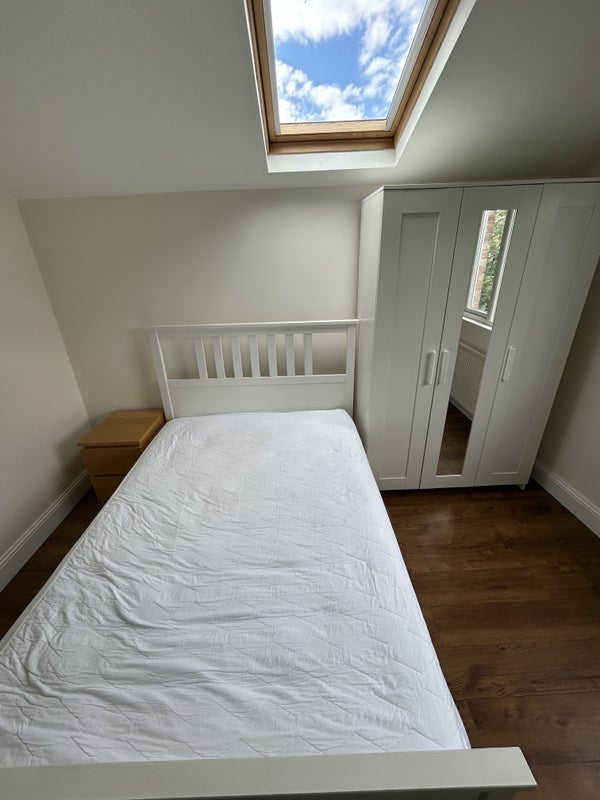 Room Crewys Road in Greater London