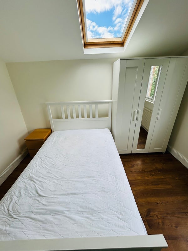 Room Crewys Road in Greater London
