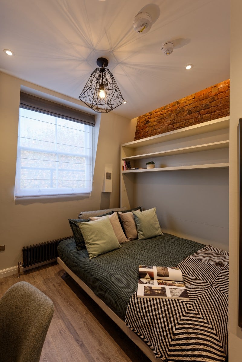 Flat Linden Gardens in Greater London