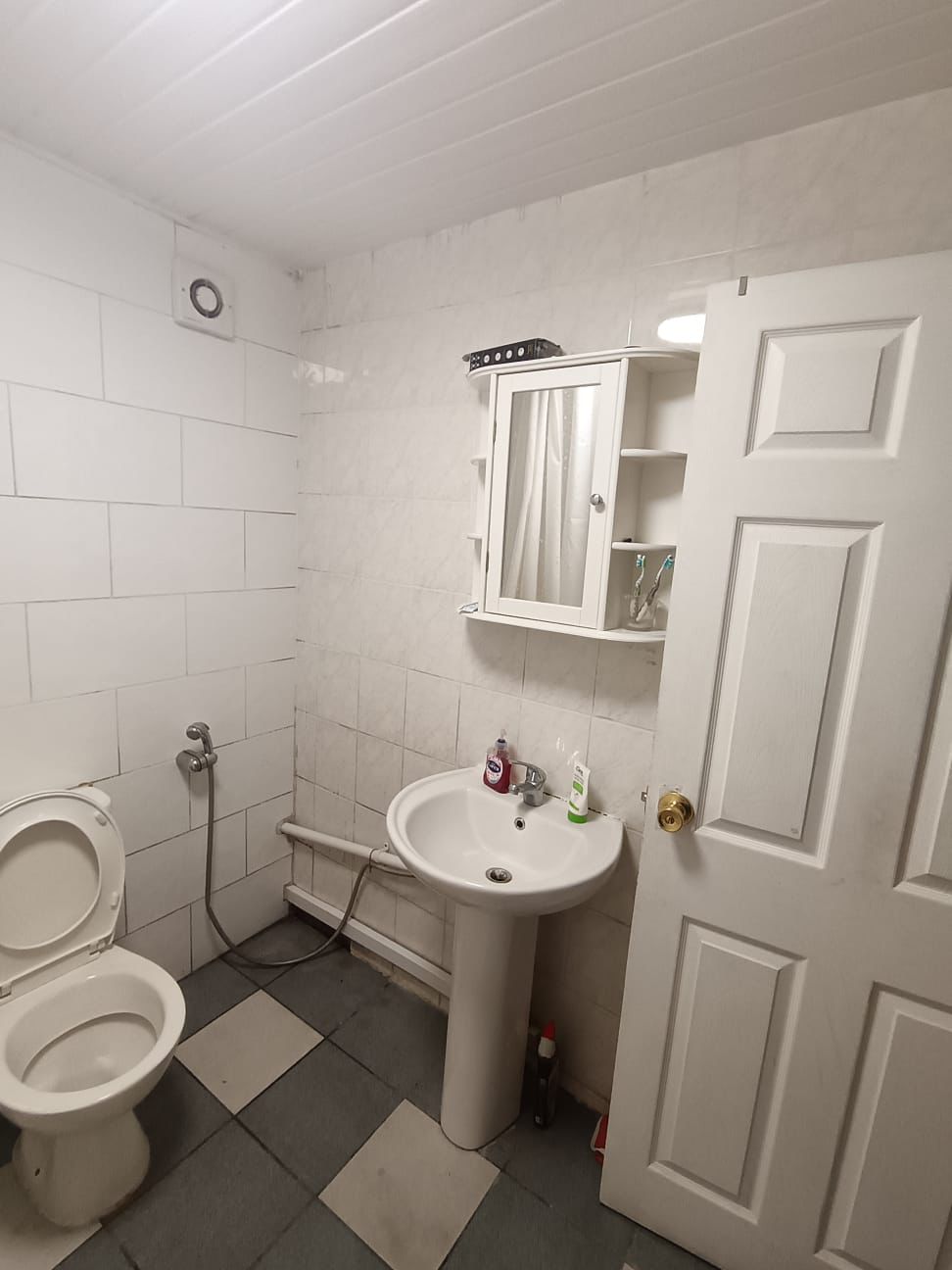 Flat Gledwood Avenue in Greater London