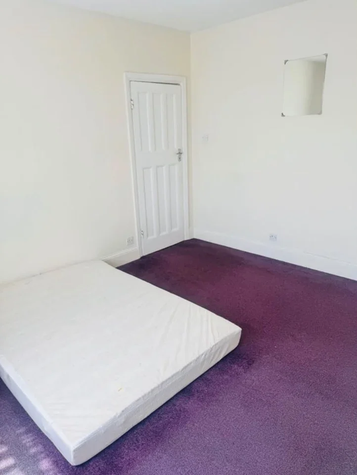 Room Dawlish Drive in Greater London