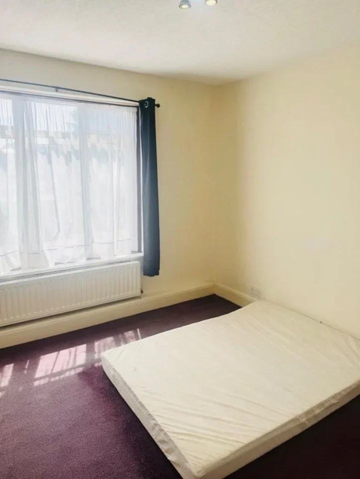 Room Dawlish Drive in Greater London