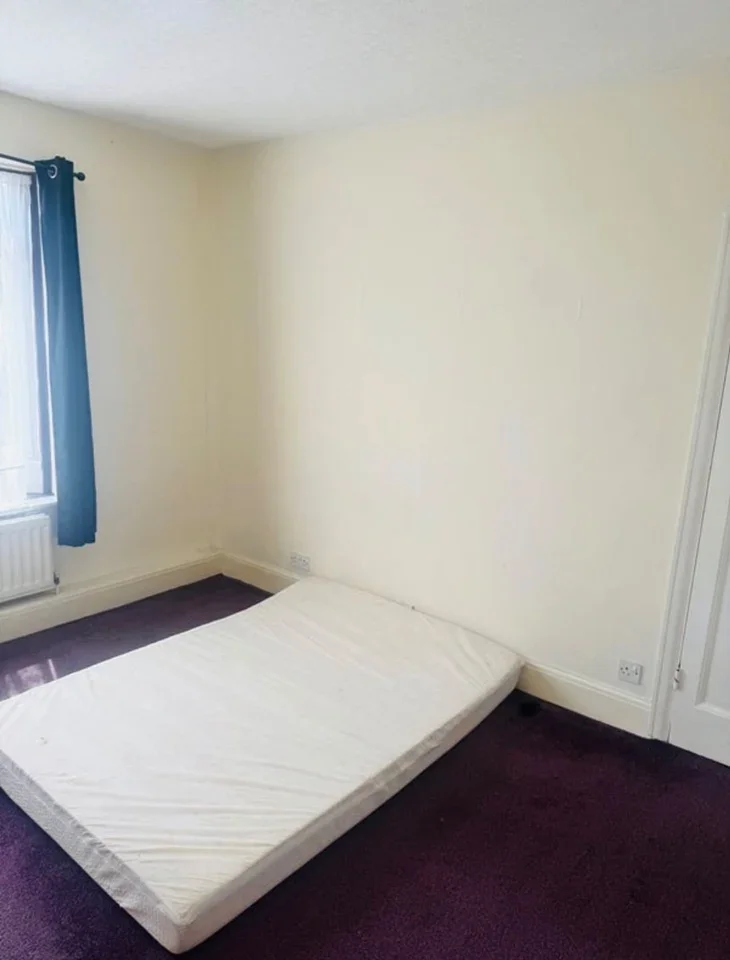 Room Dawlish Drive in Greater London