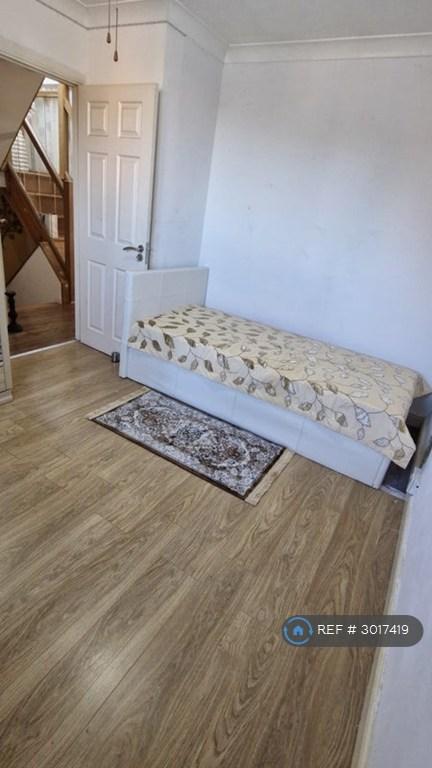 Room Fontwell Drive in Milton Keynes