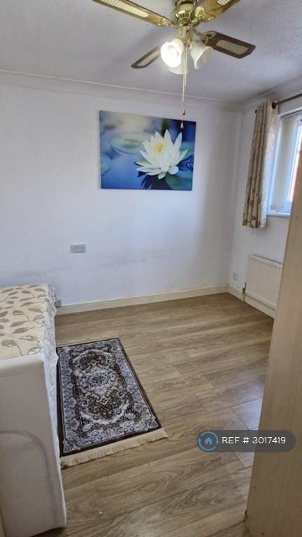 Room Fontwell Drive in Milton Keynes