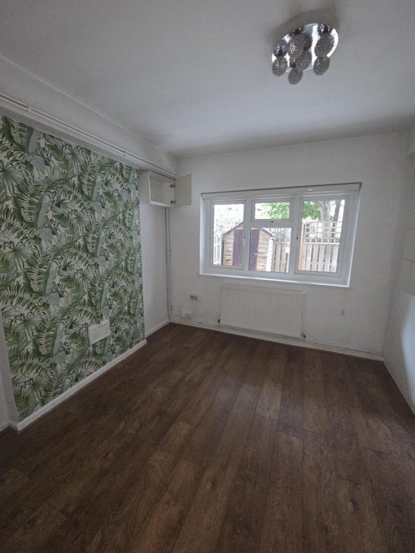 Flat Thurtle Road in Greater London