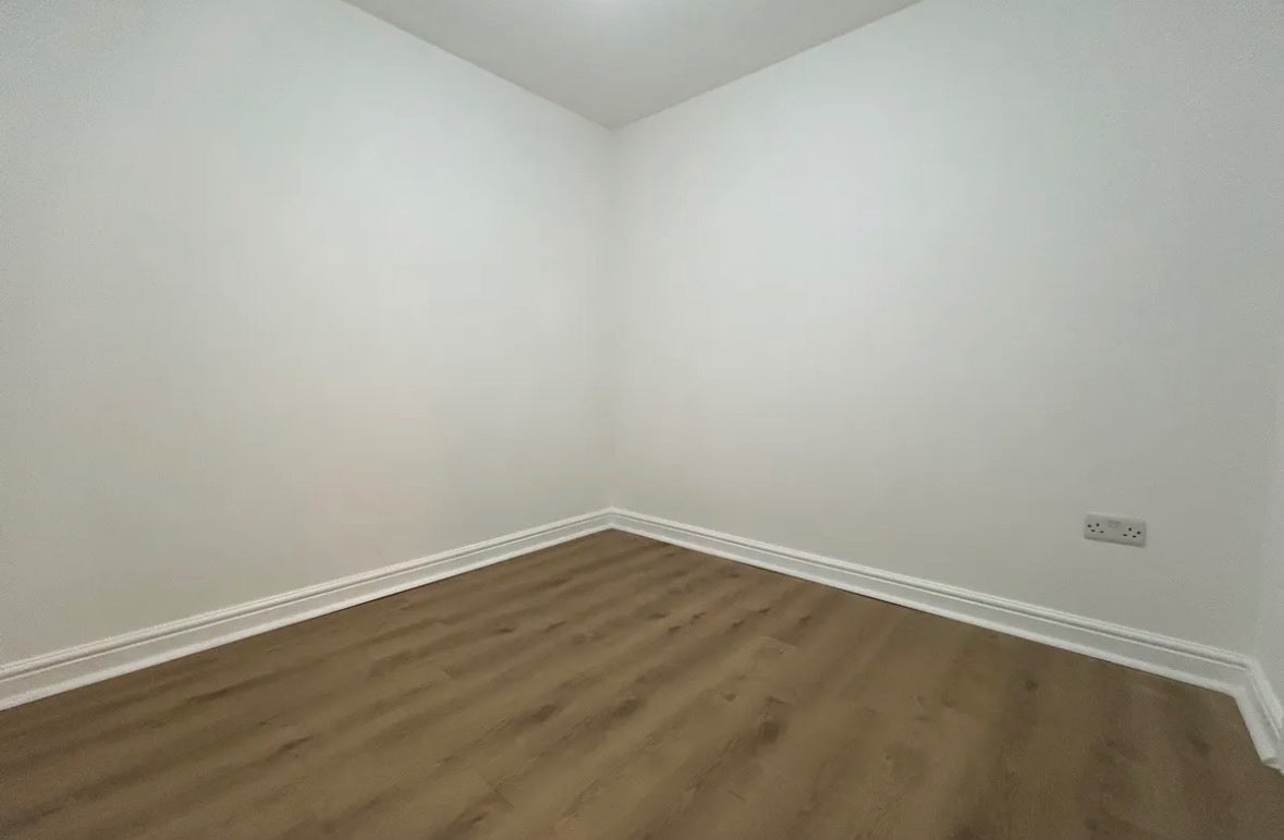 Flat Mitchell Road in Greater London