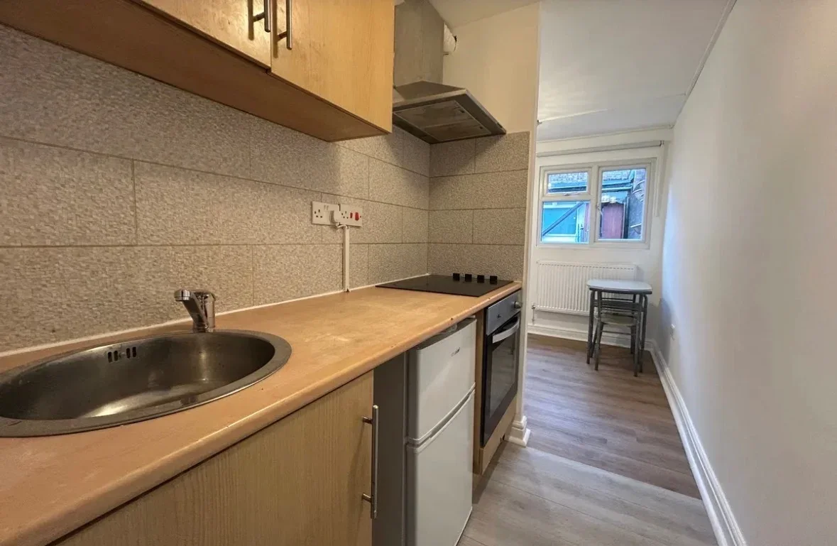 Flat Mitchell Road in Greater London