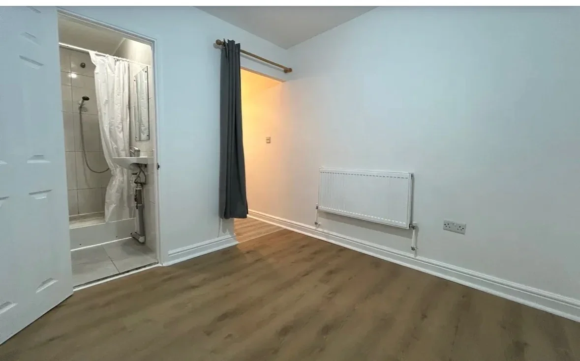Flat Mitchell Road in Greater London