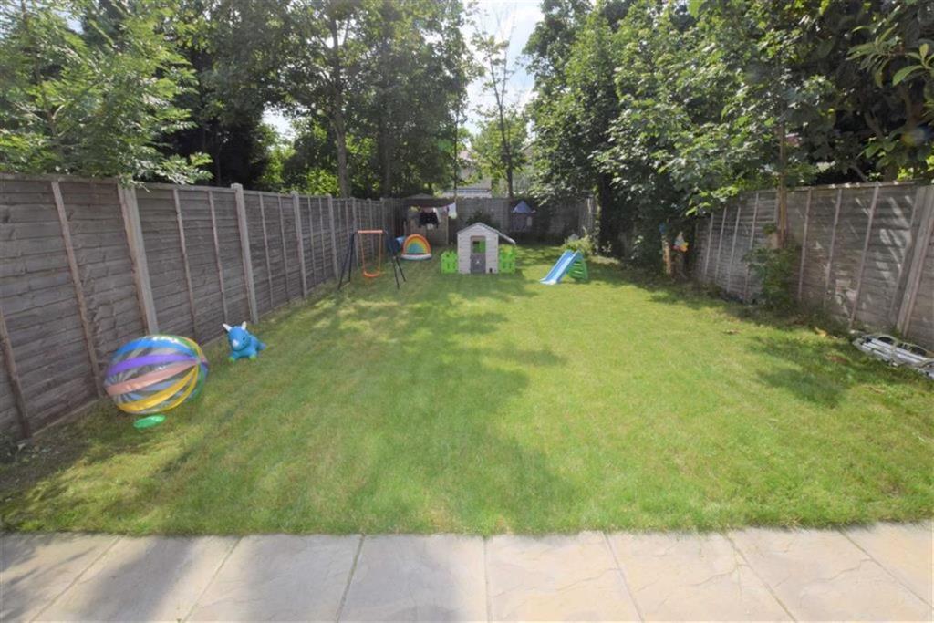 Flat Sunny Gardens Road in Greater London