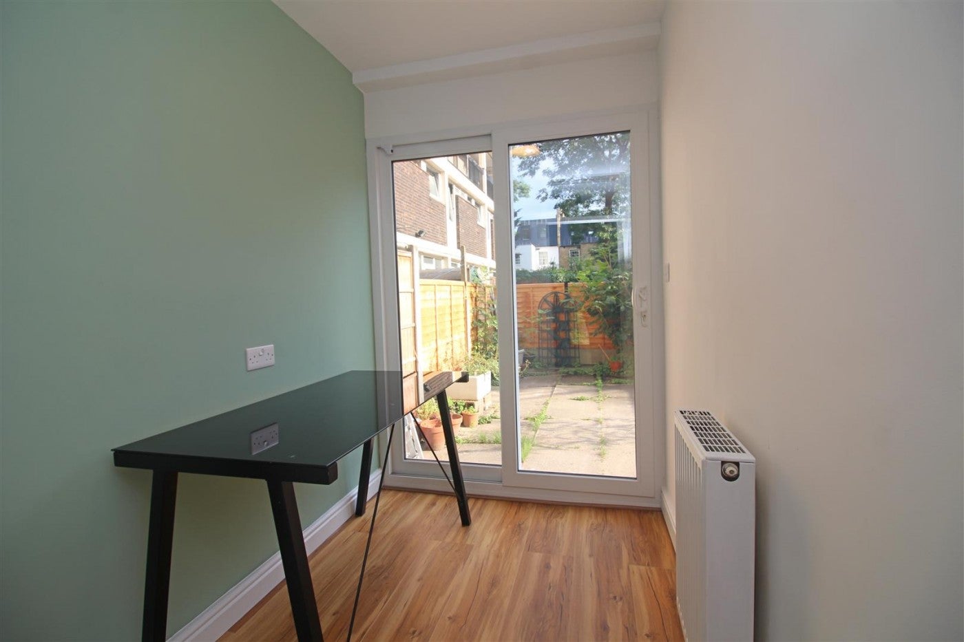 Flat Shrubland Road in Greater London