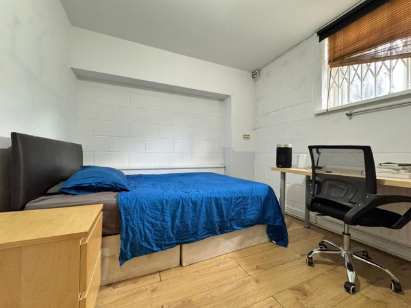 Flat Hawgood Street in London