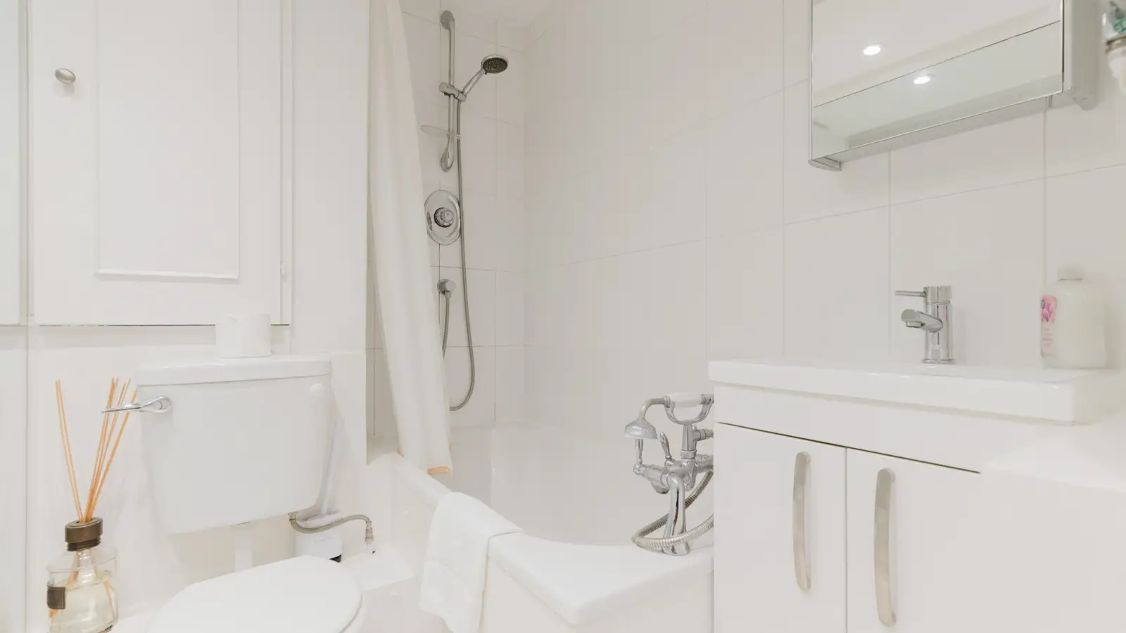 Flat Harwood Road in Greater London