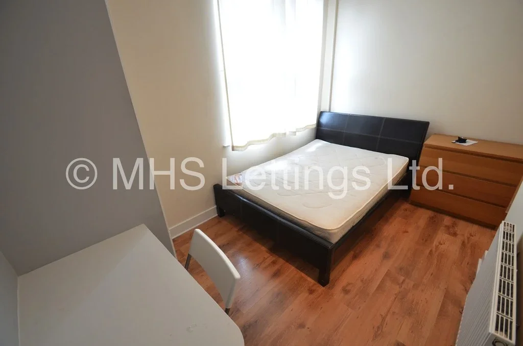 Room Back Hartley Grove in Leeds