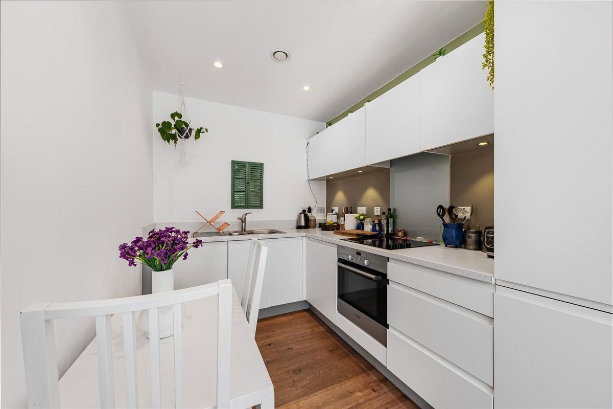 Flat Clovelly Place in Dartford