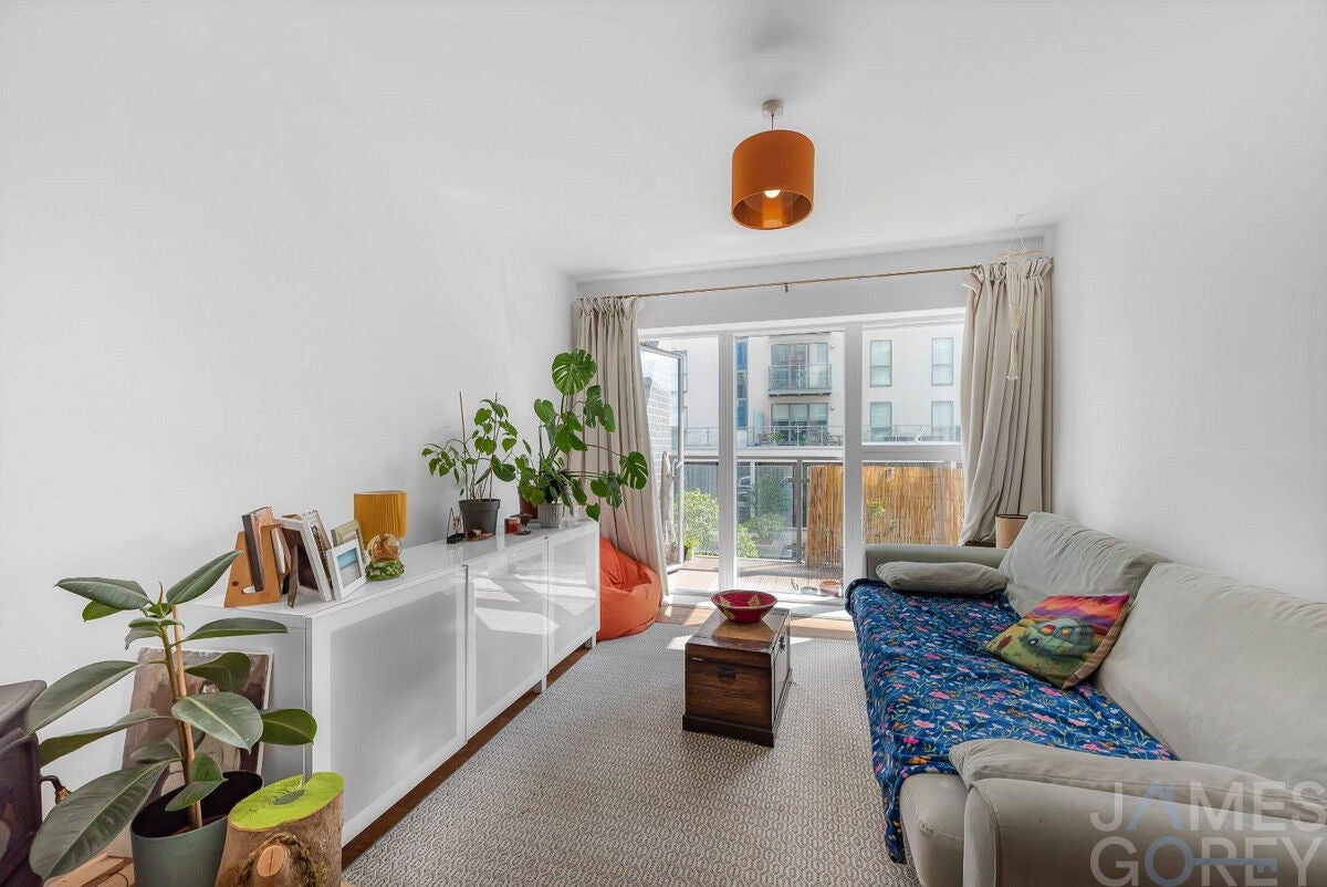 Flat Clovelly Place in Dartford