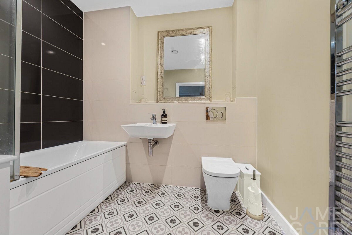 Flat Clovelly Place in Dartford