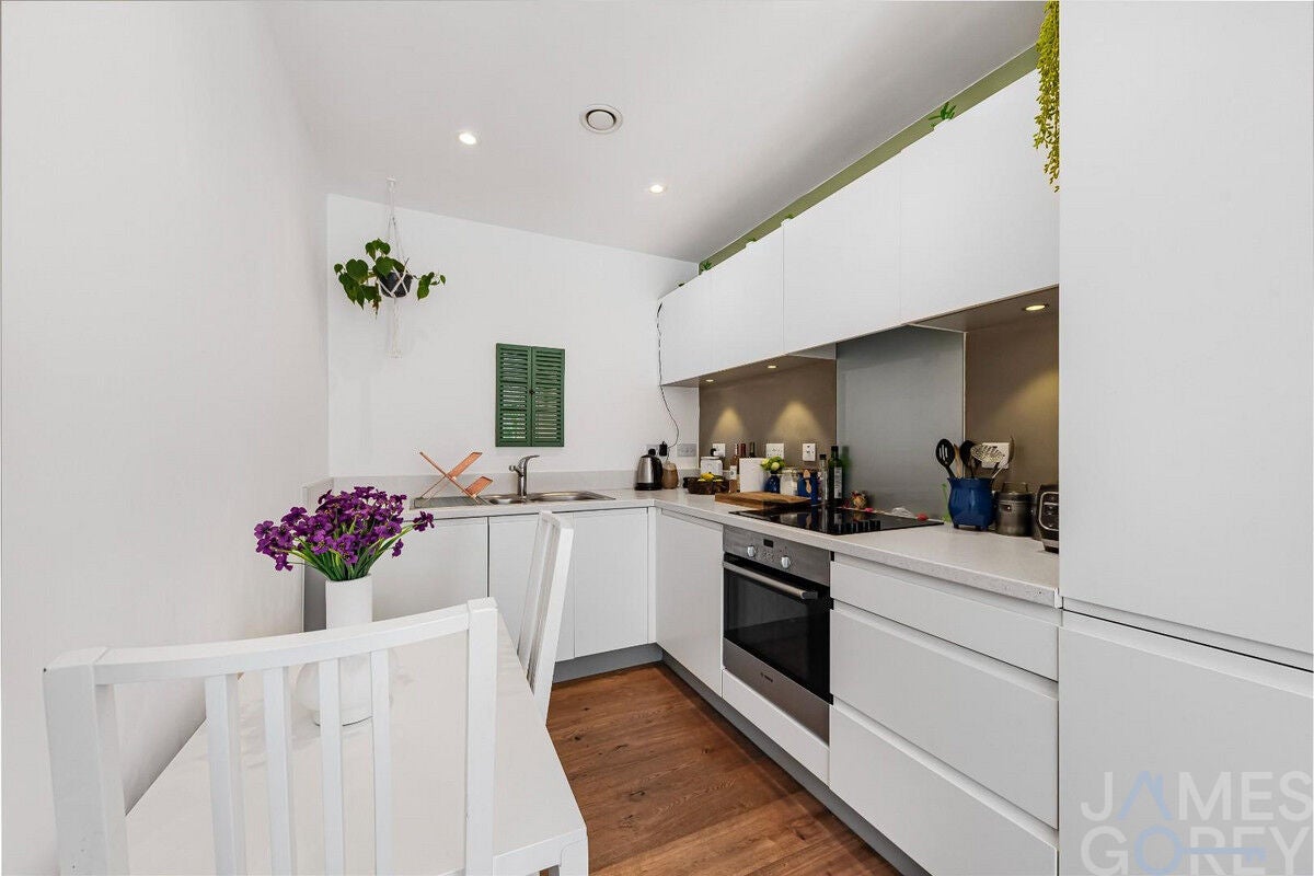 Flat Clovelly Place in Dartford