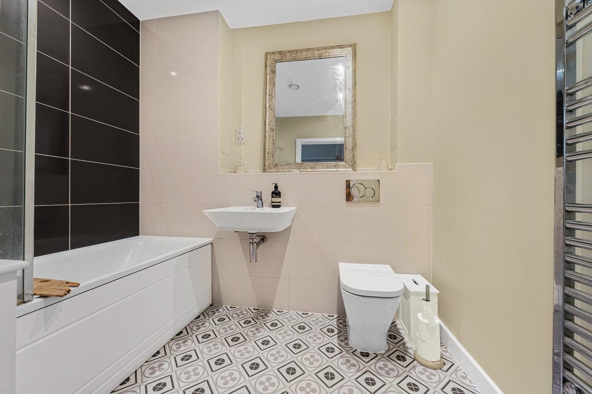 Flat Clovelly Place in Dartford
