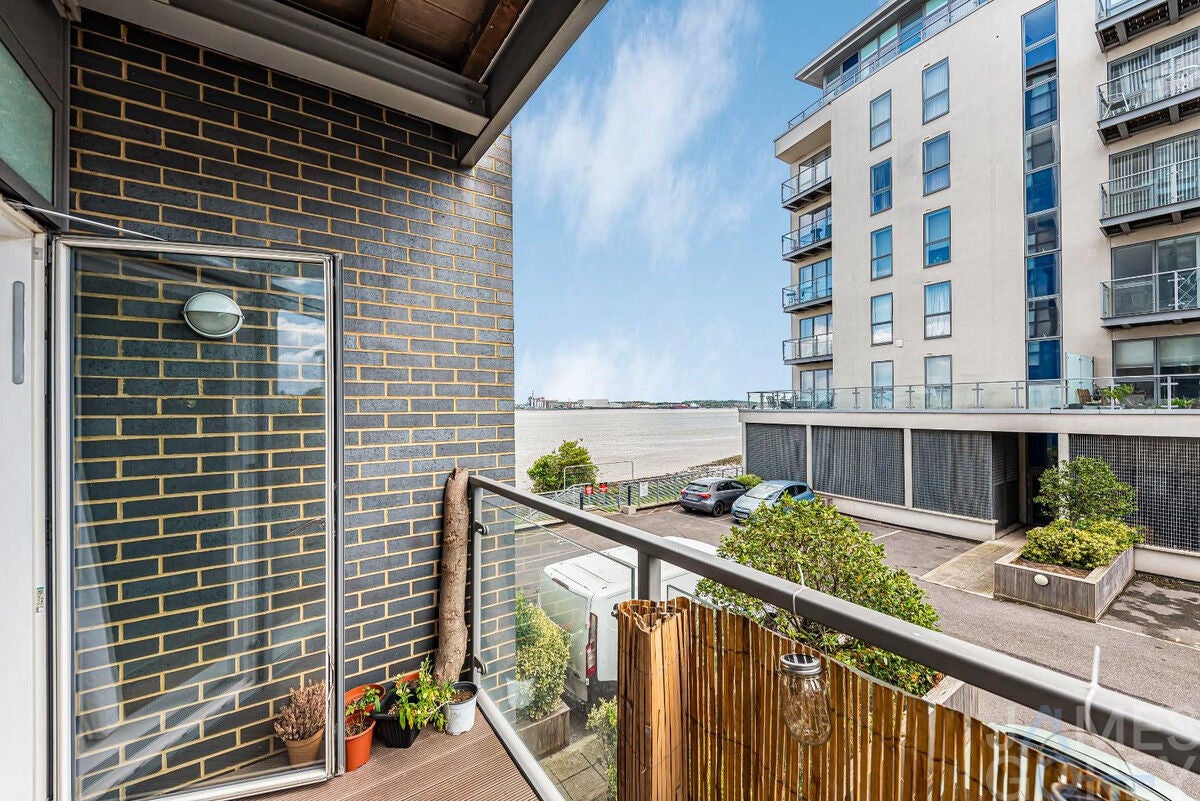 Flat Clovelly Place in Dartford