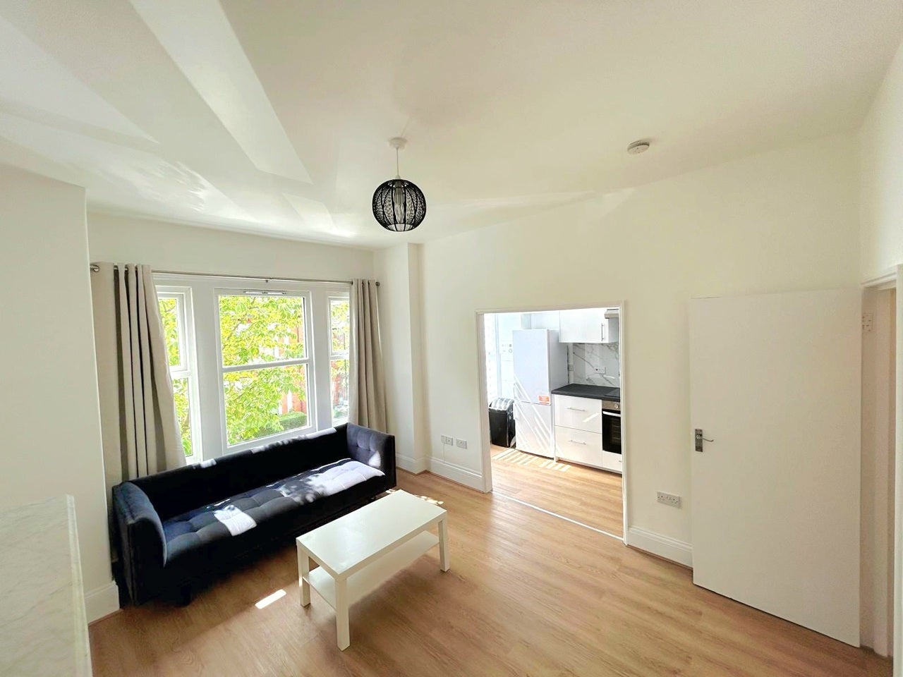 Flat Gubyon Avenue in Greater London