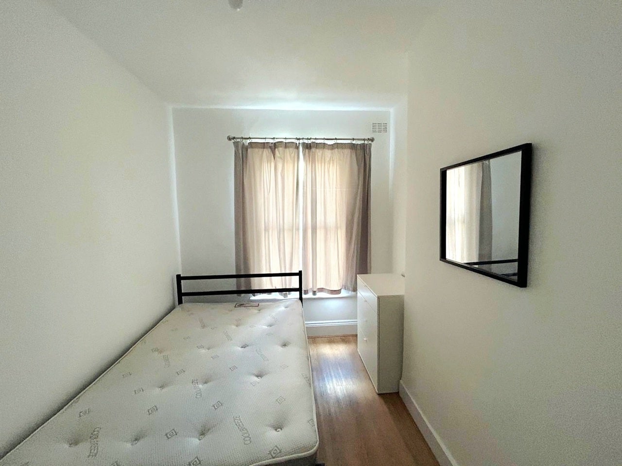 Flat Gubyon Avenue in Greater London