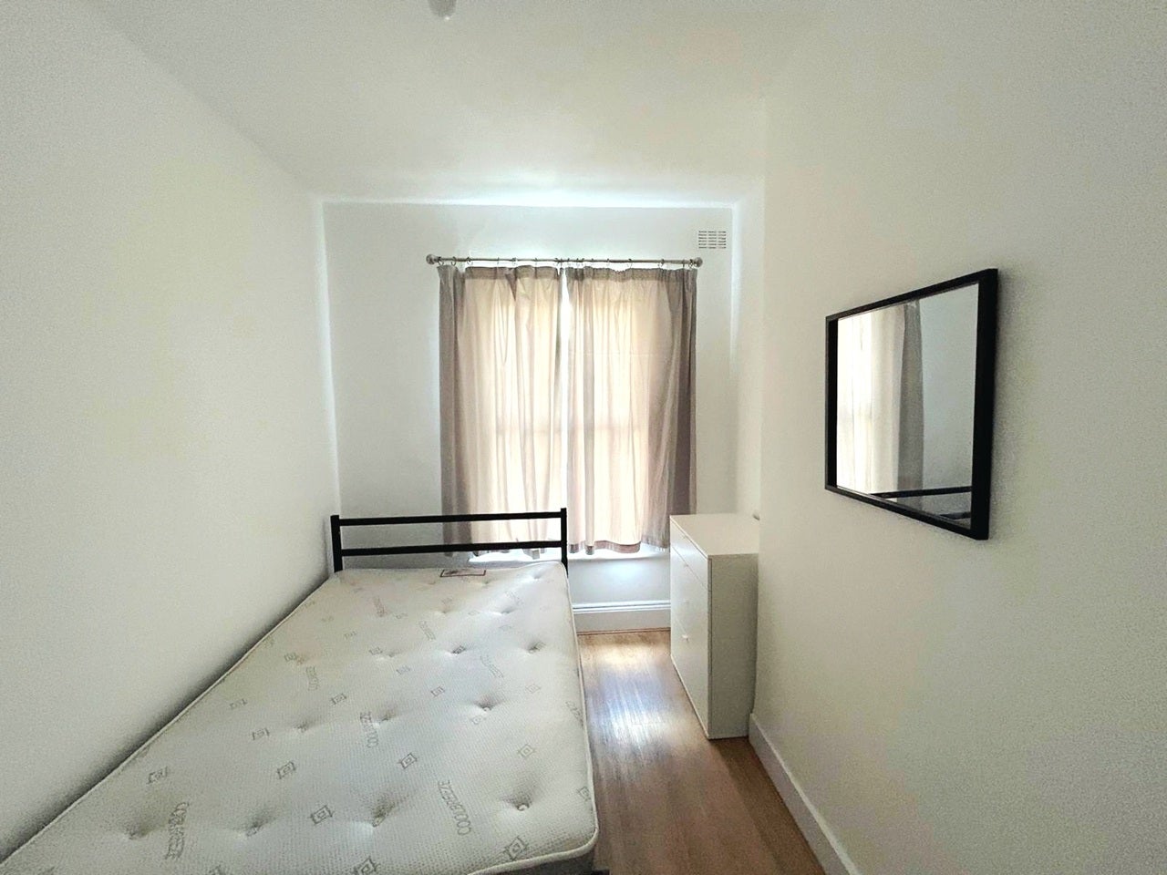 Flat Gubyon Avenue in Greater London