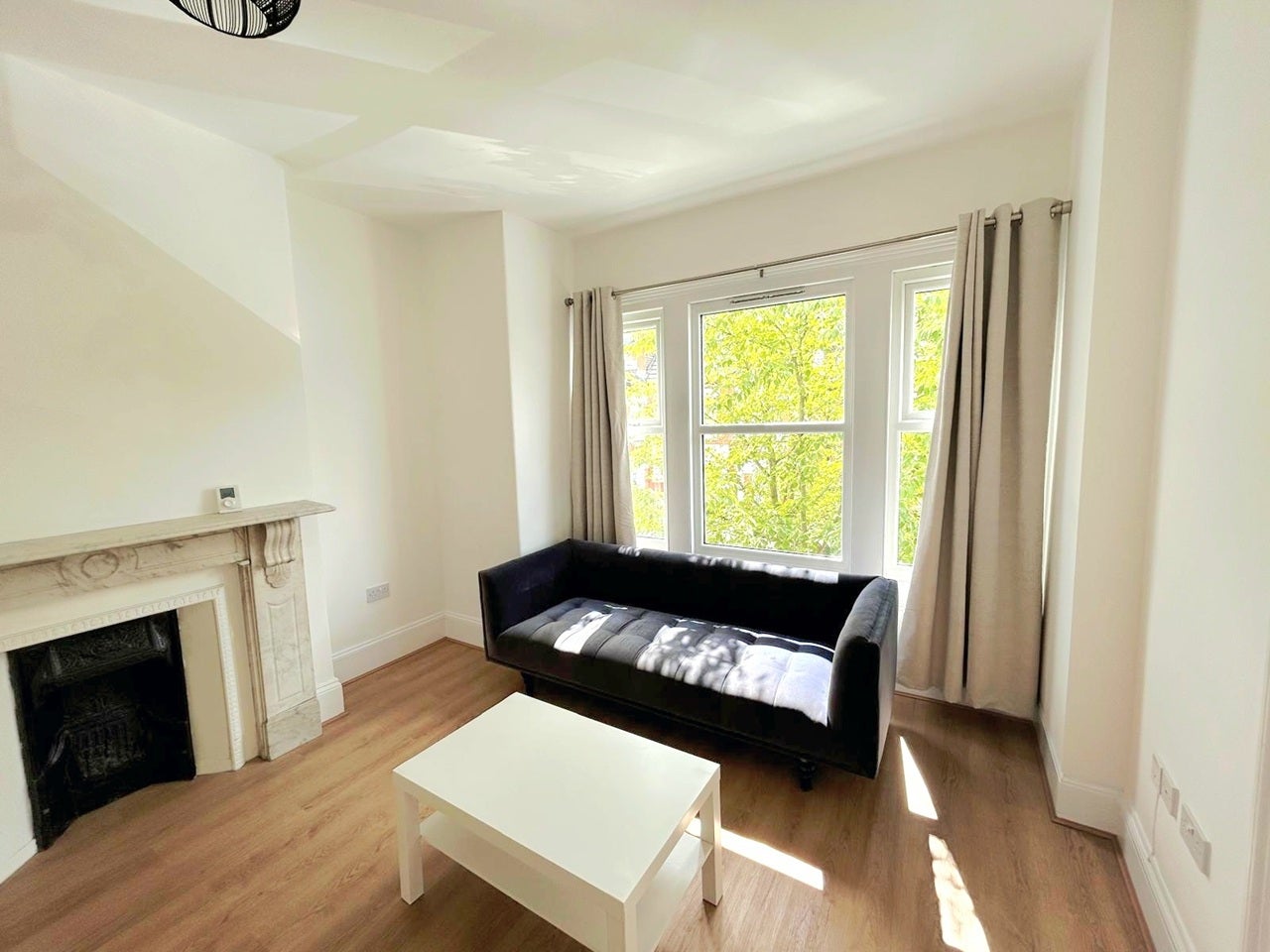 Flat Gubyon Avenue in Greater London