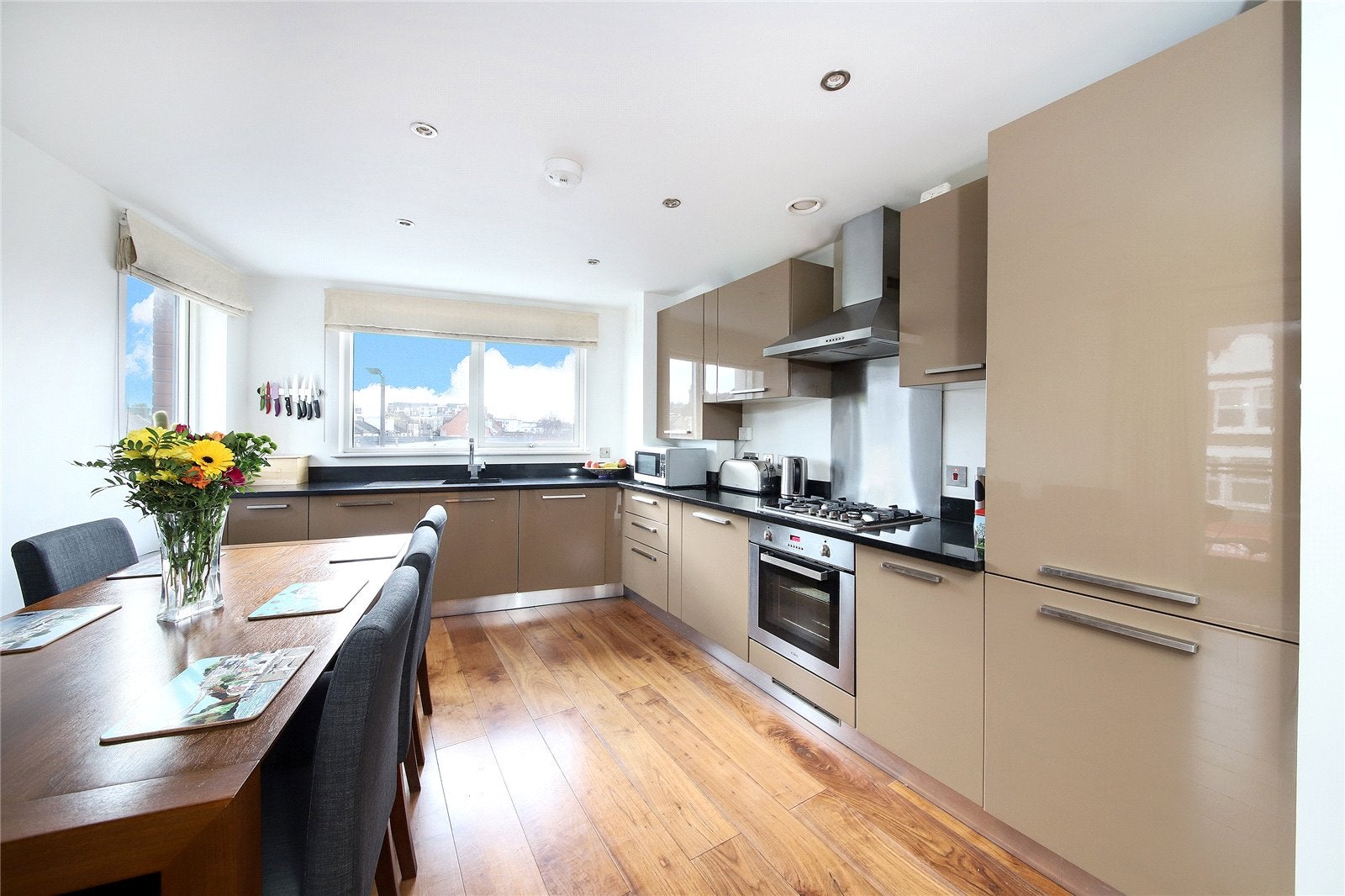 Flat Woolwich Road in Greater London